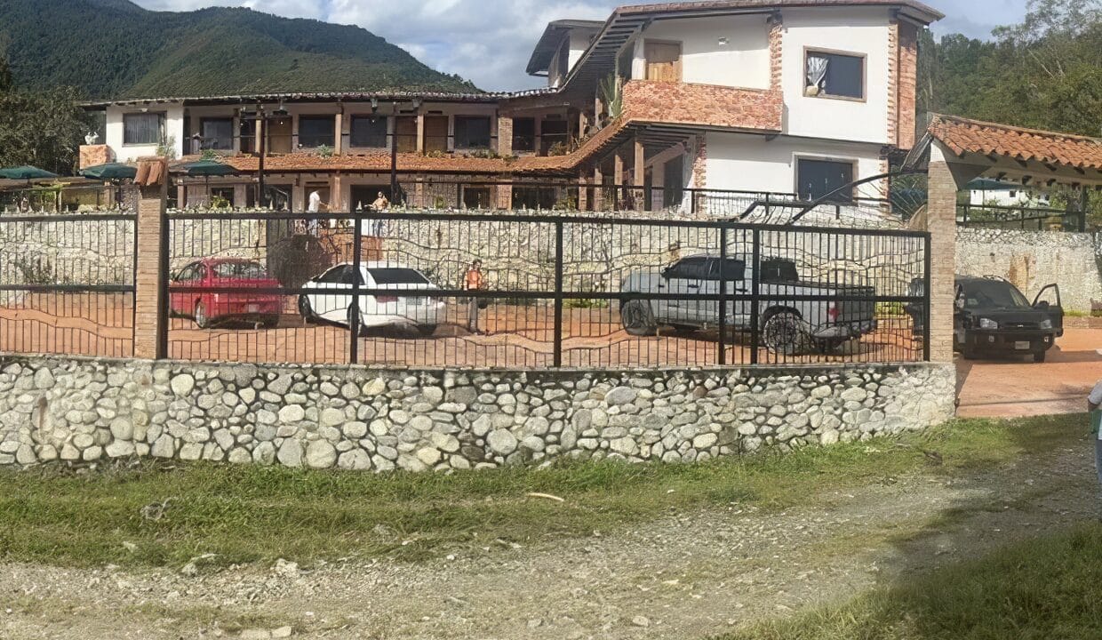 314555871_673017957714479_8268085921174990891_n-edit