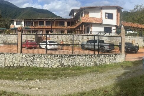 314555871_673017957714479_8268085921174990891_n-edit