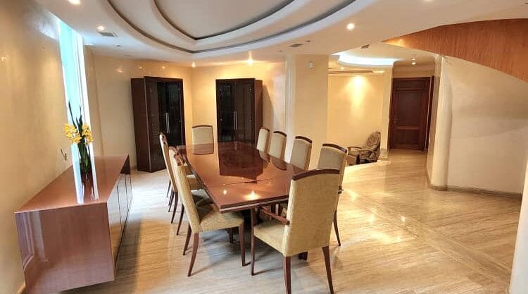 Venta de Quinta con Arquitectura Moderna en Urb. Altos de Guataparo