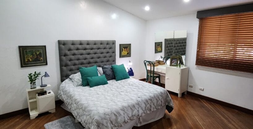 Venta de Quinta Moderna en Urb. Guaparo